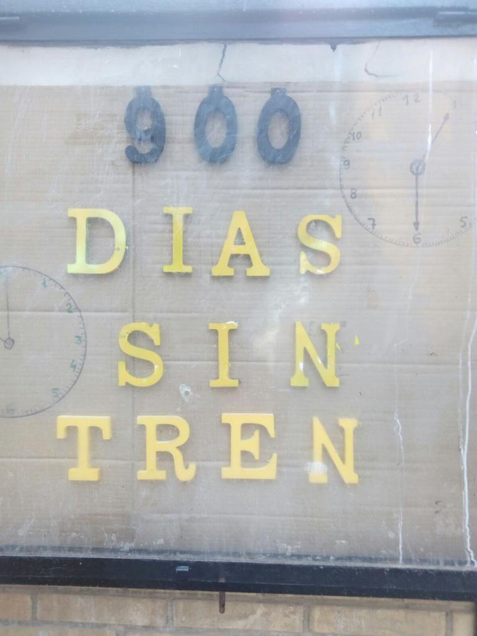 Tablón que recuerda en la Rosaleda los 900 días de aislamiento ferroviario.