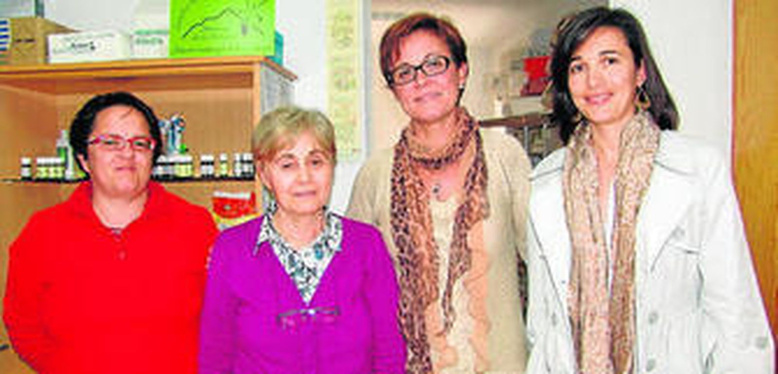 Adriana Valverde y Eva Pozo (derecha), con las responsables de la empresa.