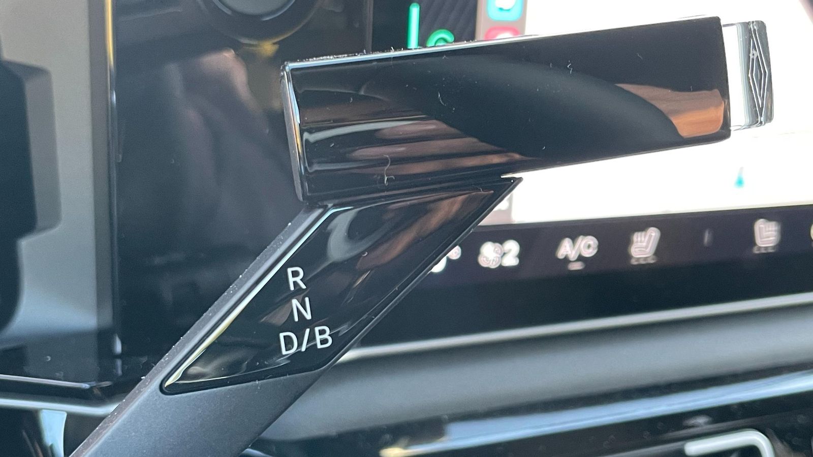 El único modo de control de la frenada regenerativa se determina con esta palanca entre dos ajustes posibles.