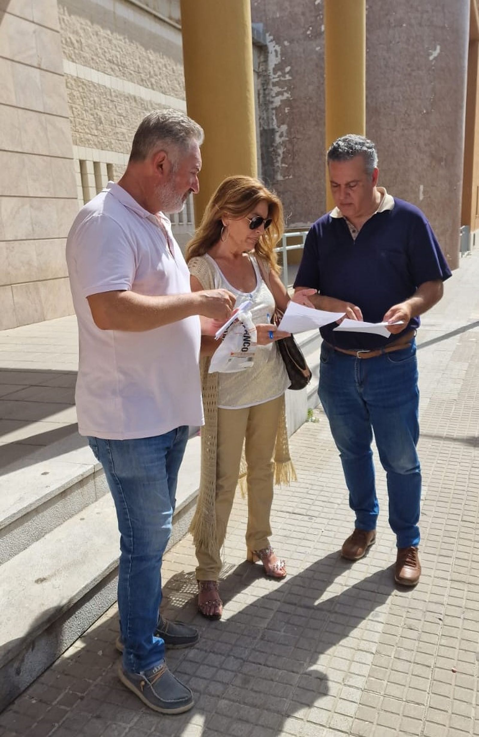Rafael León, Mercedes Atanet y Norberto Hurtado, supervisan el itinerario de la procesión extraordinaria del Medinaceli.