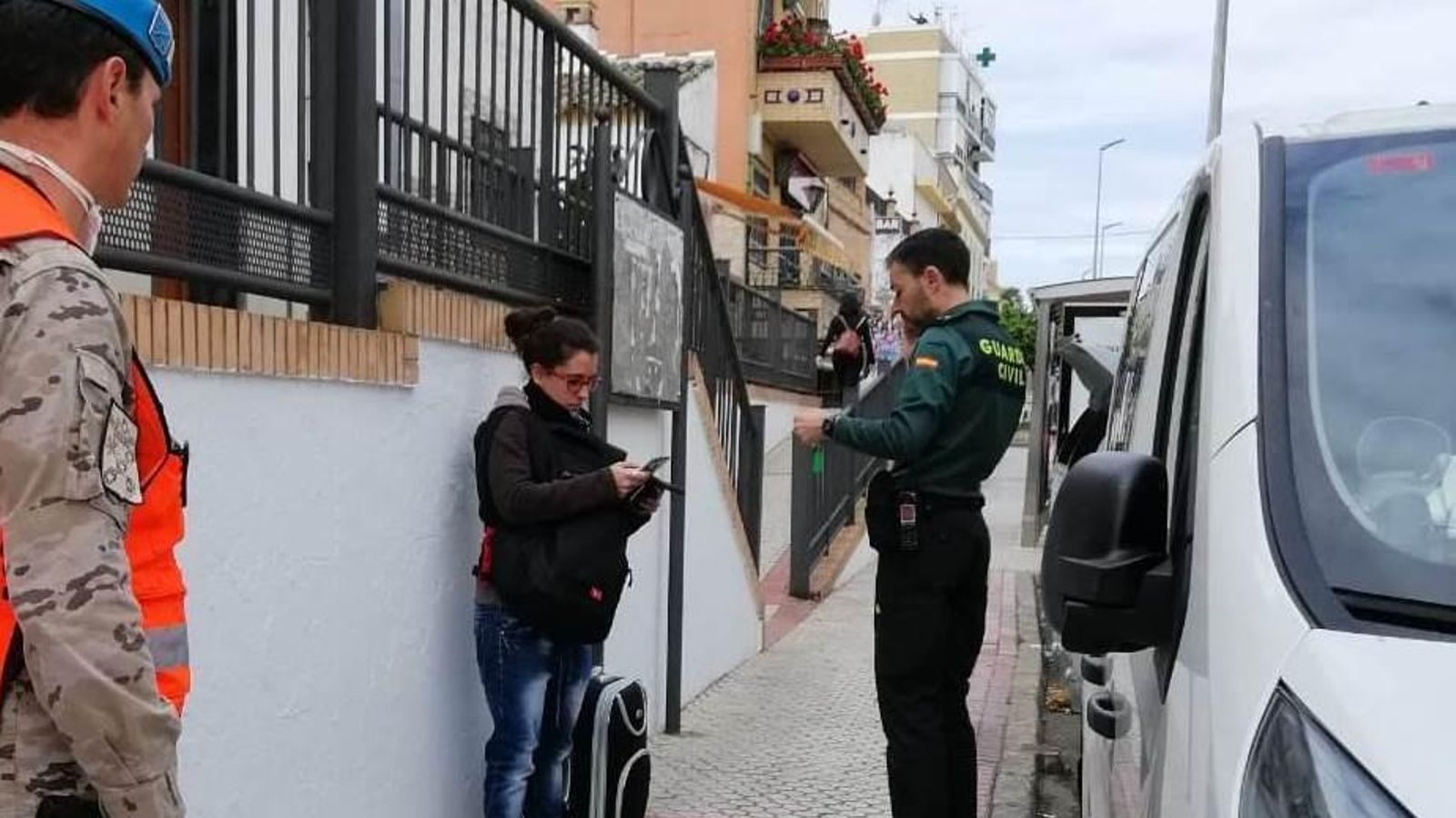 Un control de la Guardia Civil y el Ejército.