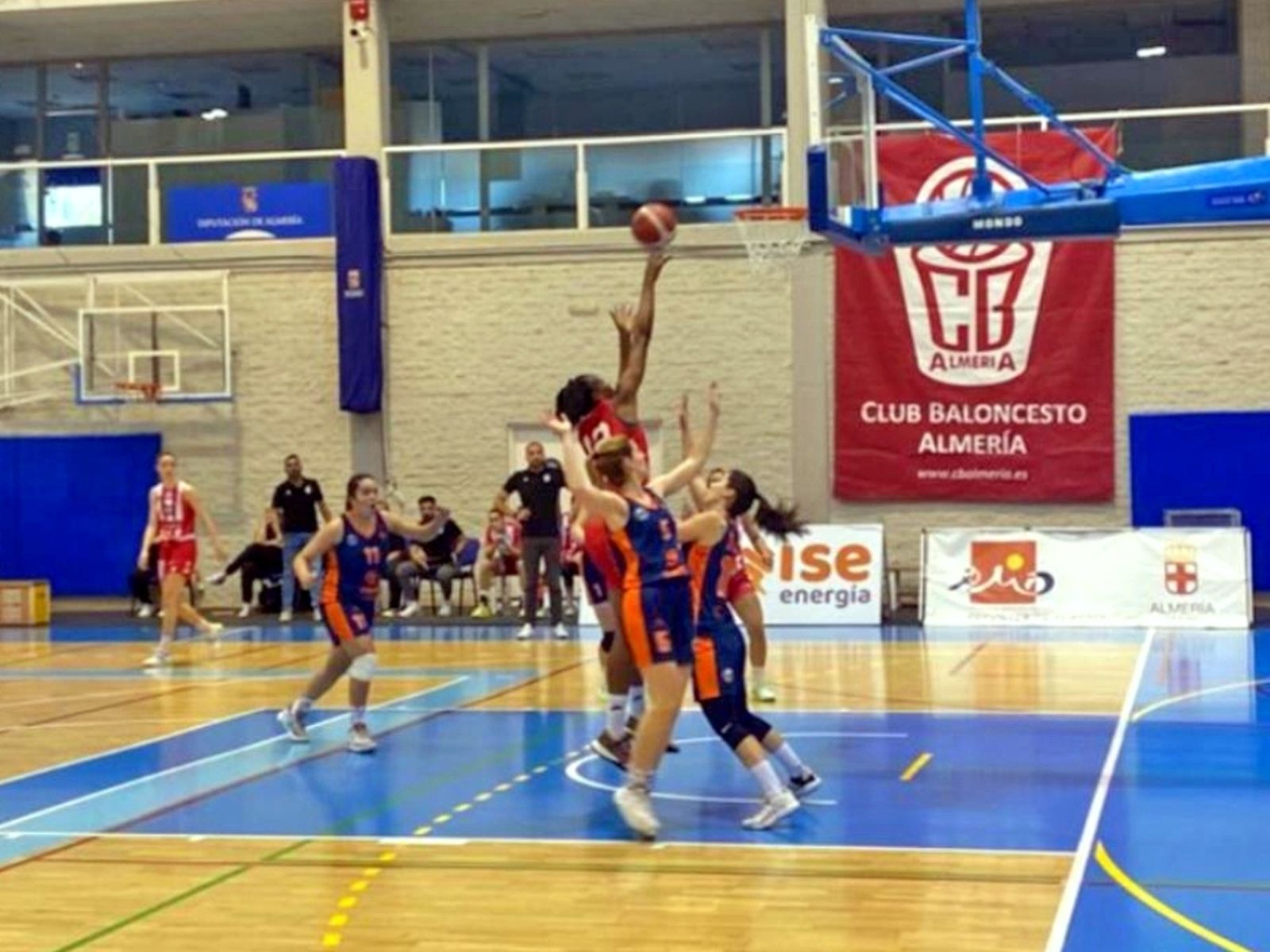 Entrada a canasta de Mariana Muadi durante una acción del partido.