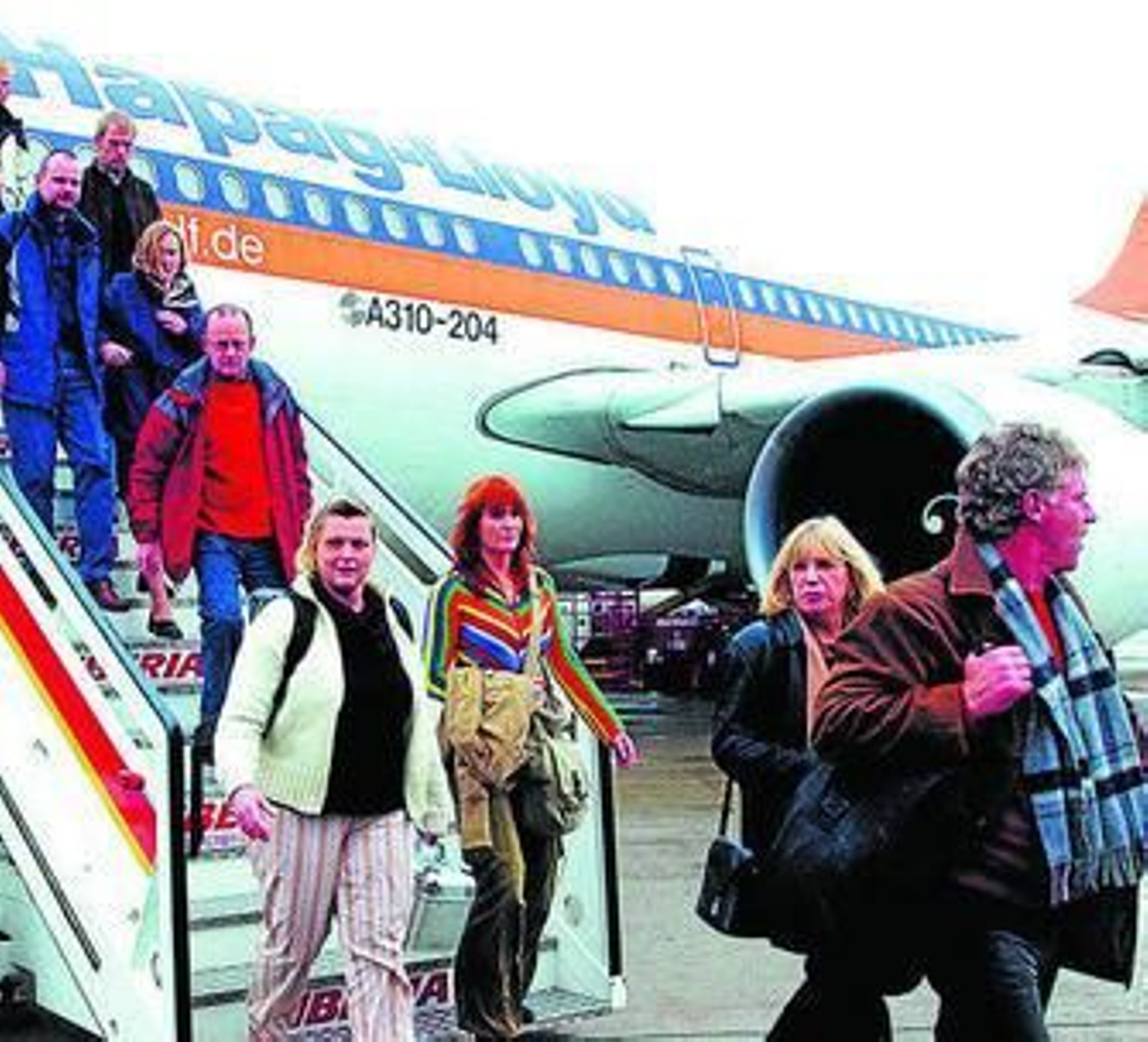 Llegada de turistas alemanes al aeropuerto de Jerez en un vuelo de Hapag Lloyd, filial del touroperador TUI.
