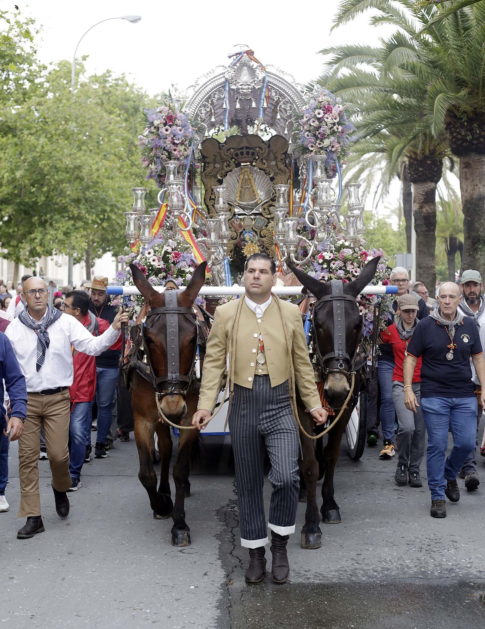 El Rocío 2023: Imágenes de la Hermandad de Emigrantes en su salida de Huelva