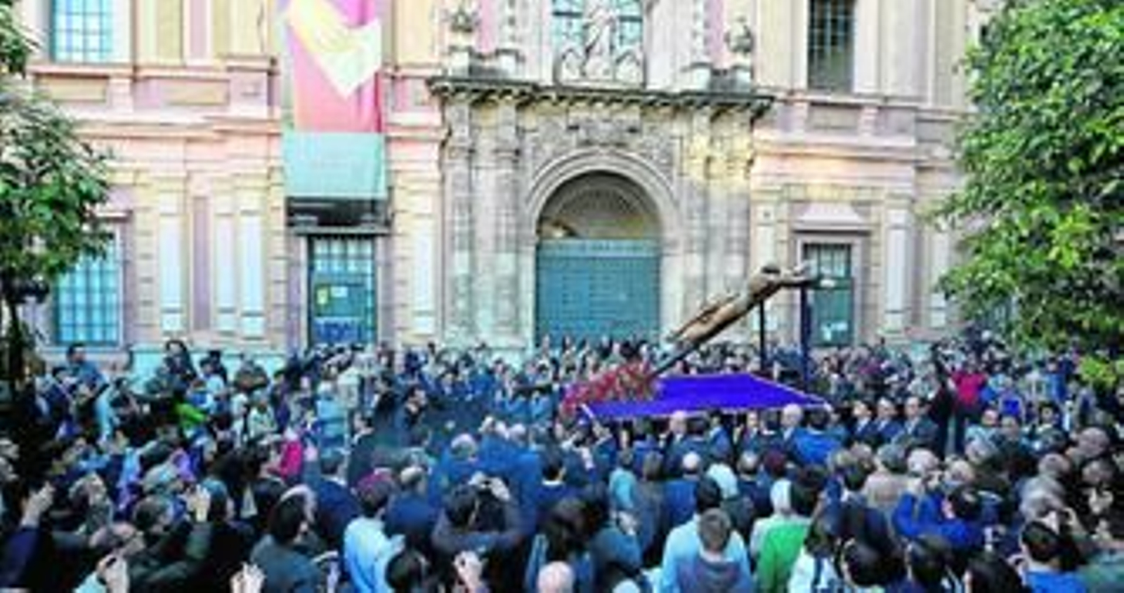 El Cristo de la Expiración, minutos después de salir de su capilla, pasando ante la puerta del Museo de Bellas Artes.