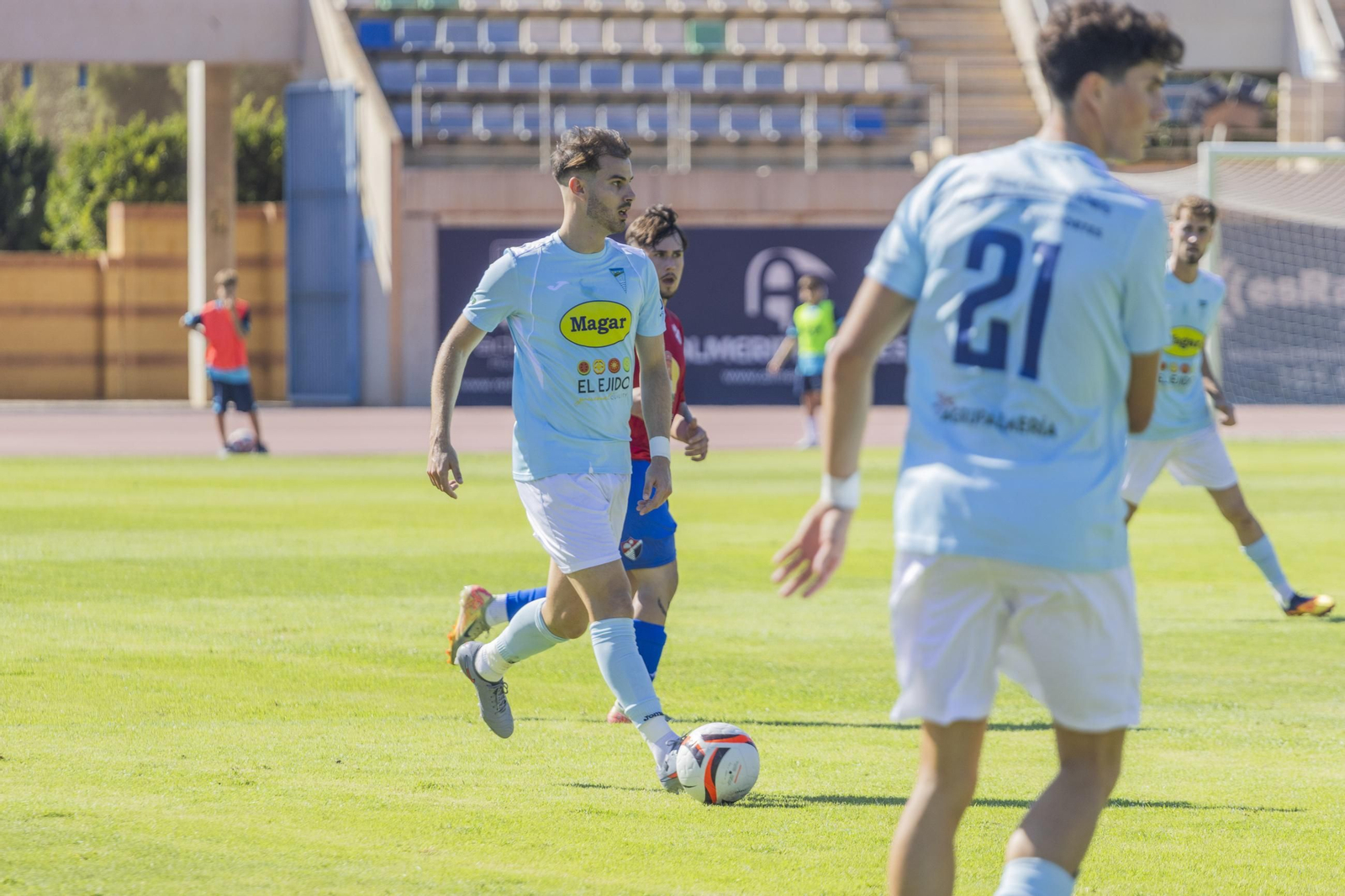Un jugador del conjunto celeste conduce el balón durante el choque del pasado fin de semana frente al CF Adra.
