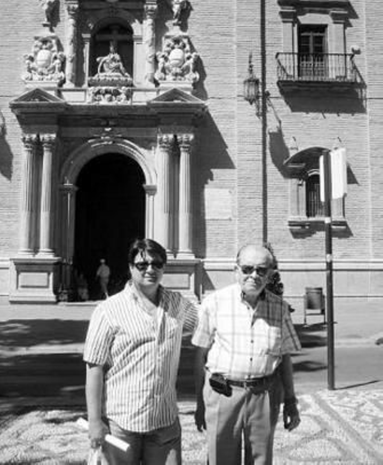 Vicente 'El Granaíno' (a la derecha, en la foto de la izquierda), con el cantaor Javier Montenegro, con un fondo característico como es la Basílica de la Virgen de las Angustias. Sobre estas líneas, uno de sus discos. A su derecha, el Ciego de Cabra, según una estatua conmemorativa. Y en la fotografía superior, a la derecha, Manuel Marruecos, junto al quiosco que regenta en la Avenida de la Constitución.