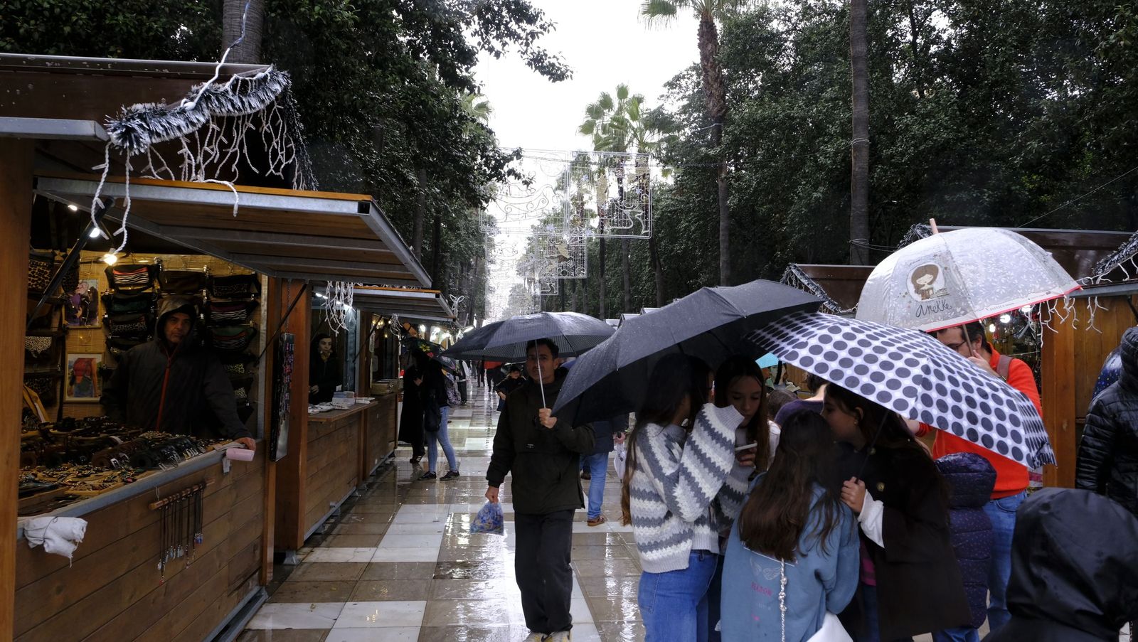 Fotografías de la cabalgata de los Reyes Magos pasada por agua en Almería