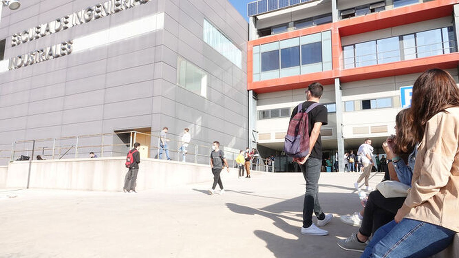 Alumnos en el exterior de la Escuela de Ingenierías Industriales de Málaga.
