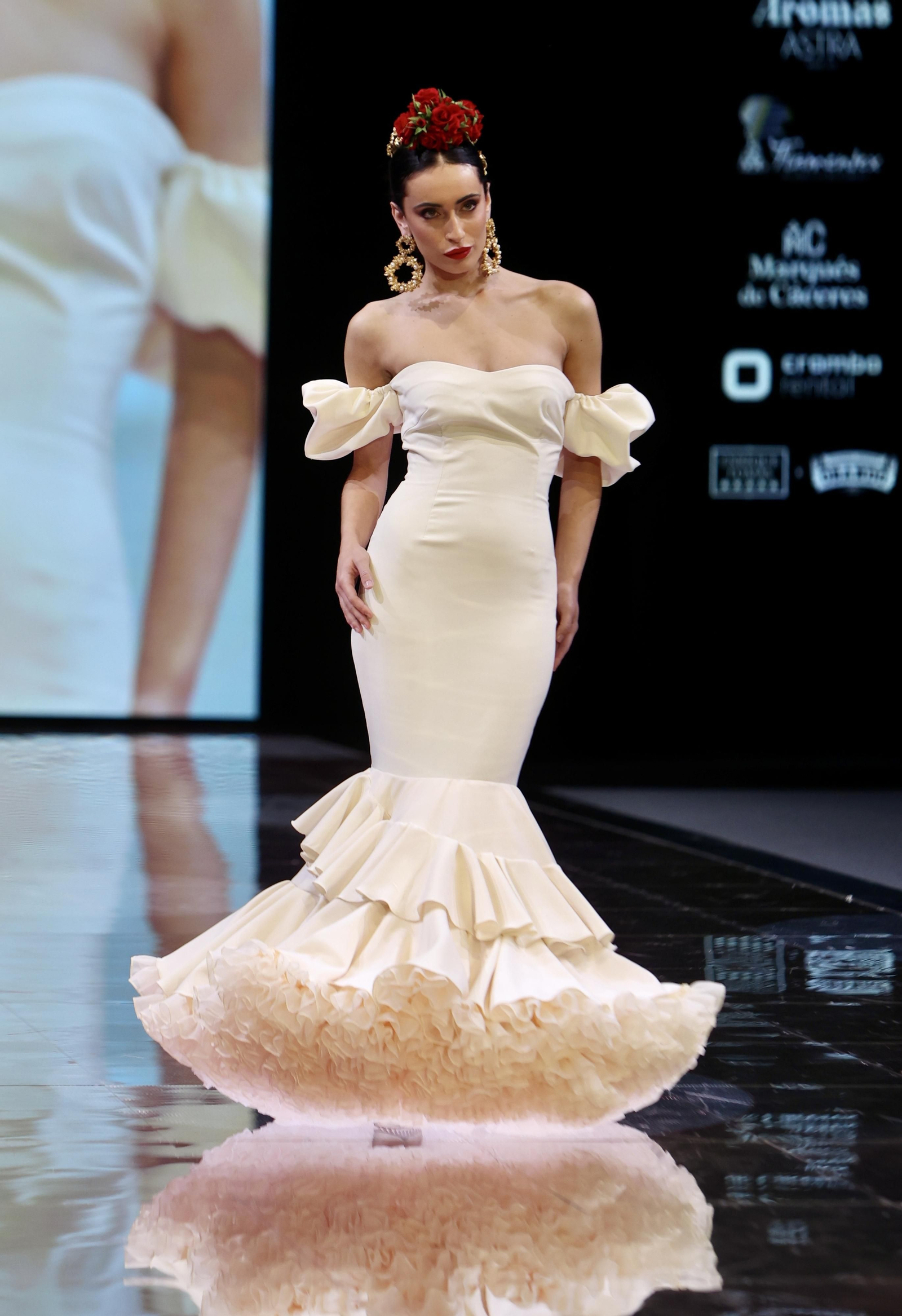 Desfile de Rosa Pedroche en SIMOF, todas las fotos