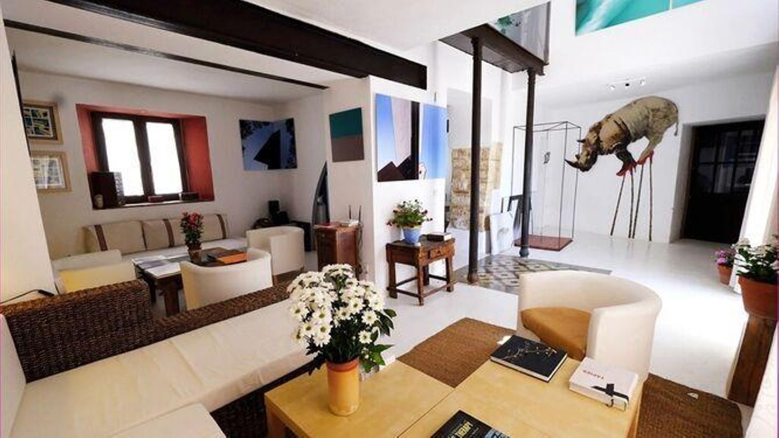 El salón principal de la casa, muy luminoso, está decorado con numerosas obras de arte El salón principal de la casa, muy luminoso, está decorado con numerosas obras de arte