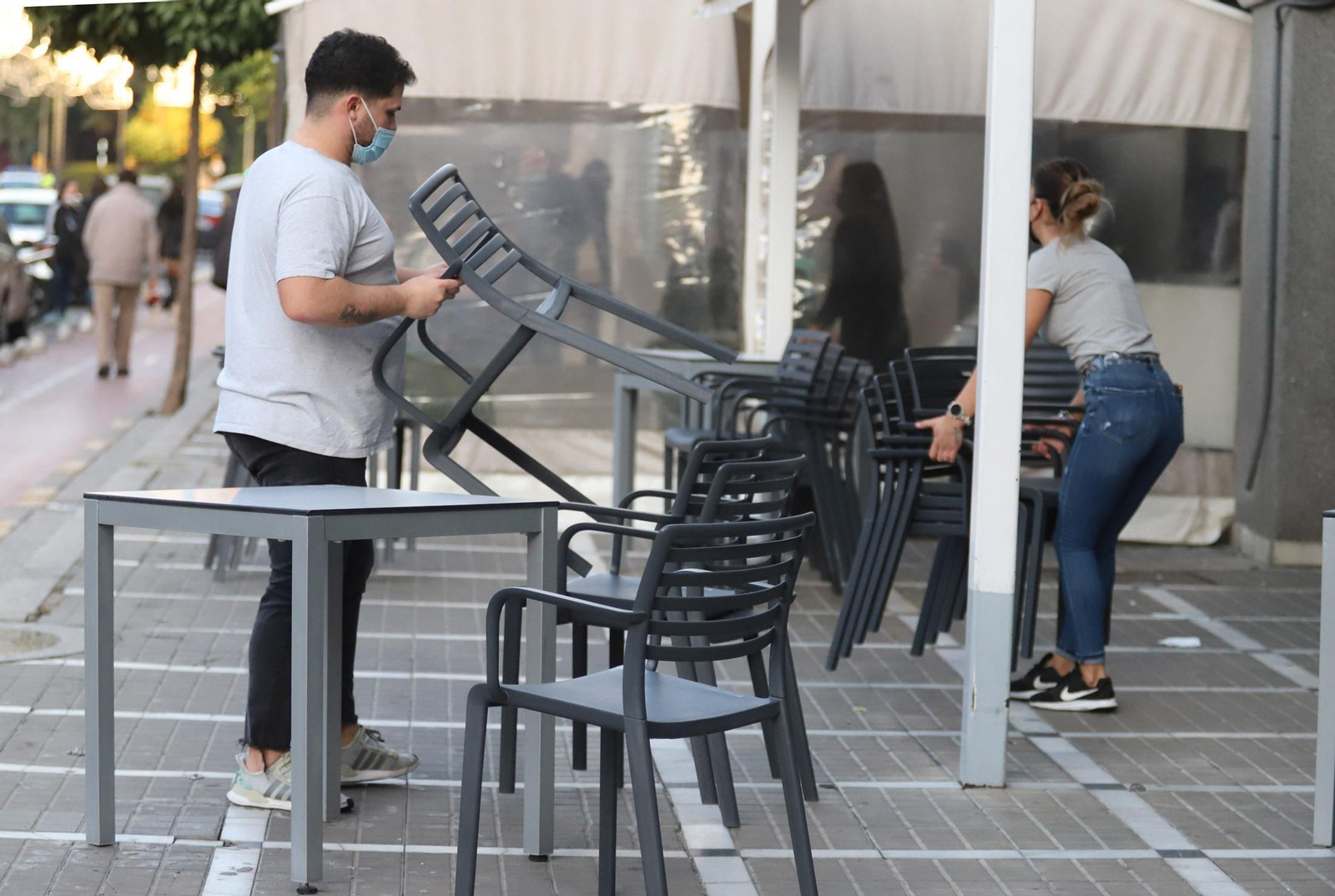 Cierre de un bar en Pablo Rada, en la capital onubense, este domingo.