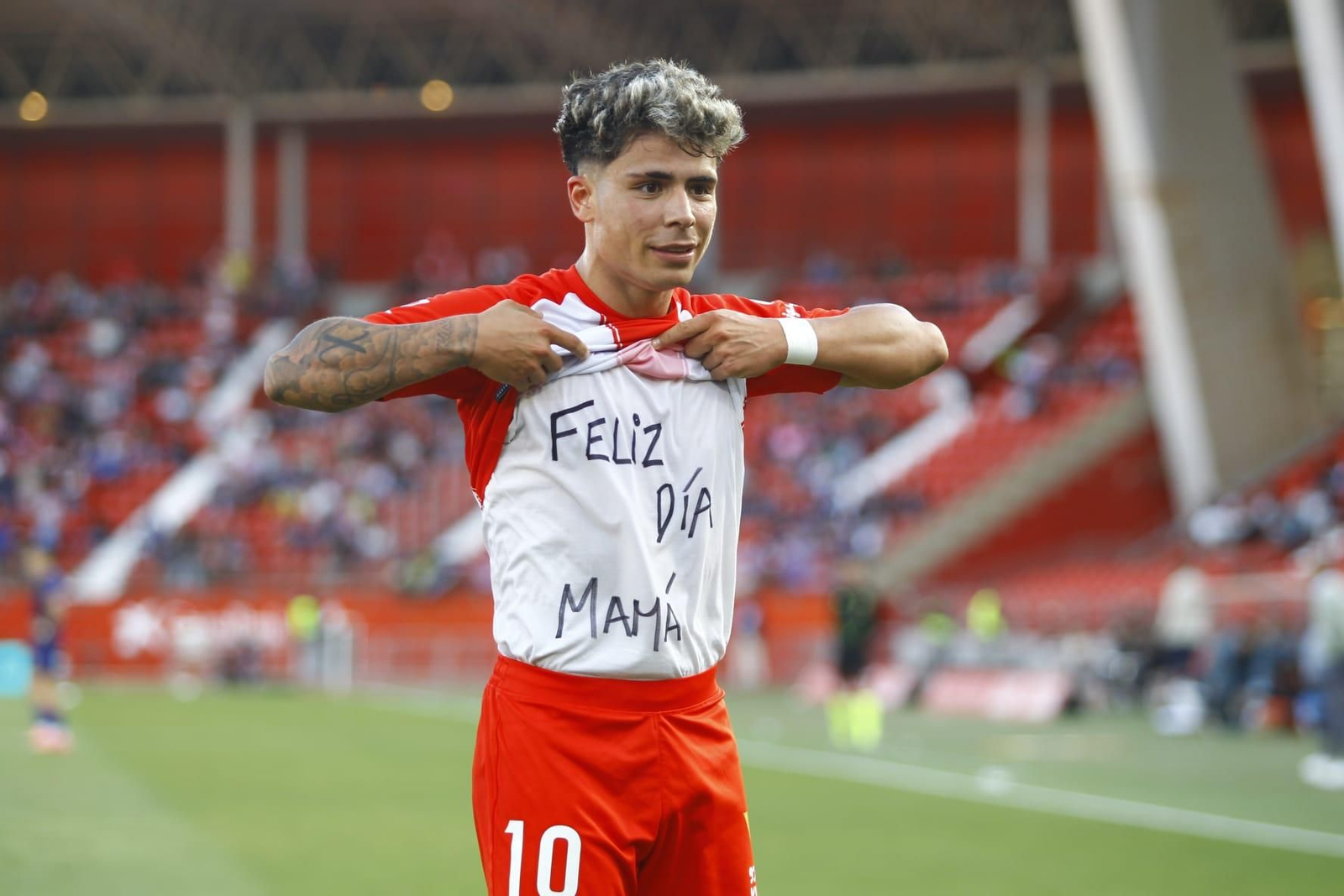 Melamed, que facturó el 2-0, su 7ª diana este curso, se acordó de su progenitora en el Día de la Madre