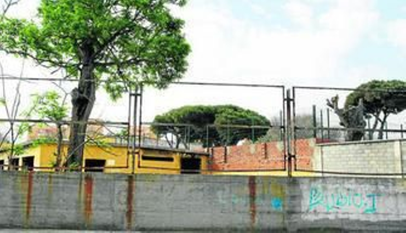 La tela metálica de las vallas del edificio Padre Manjón, que es usado por toxicómanos, recortadas y robadas.