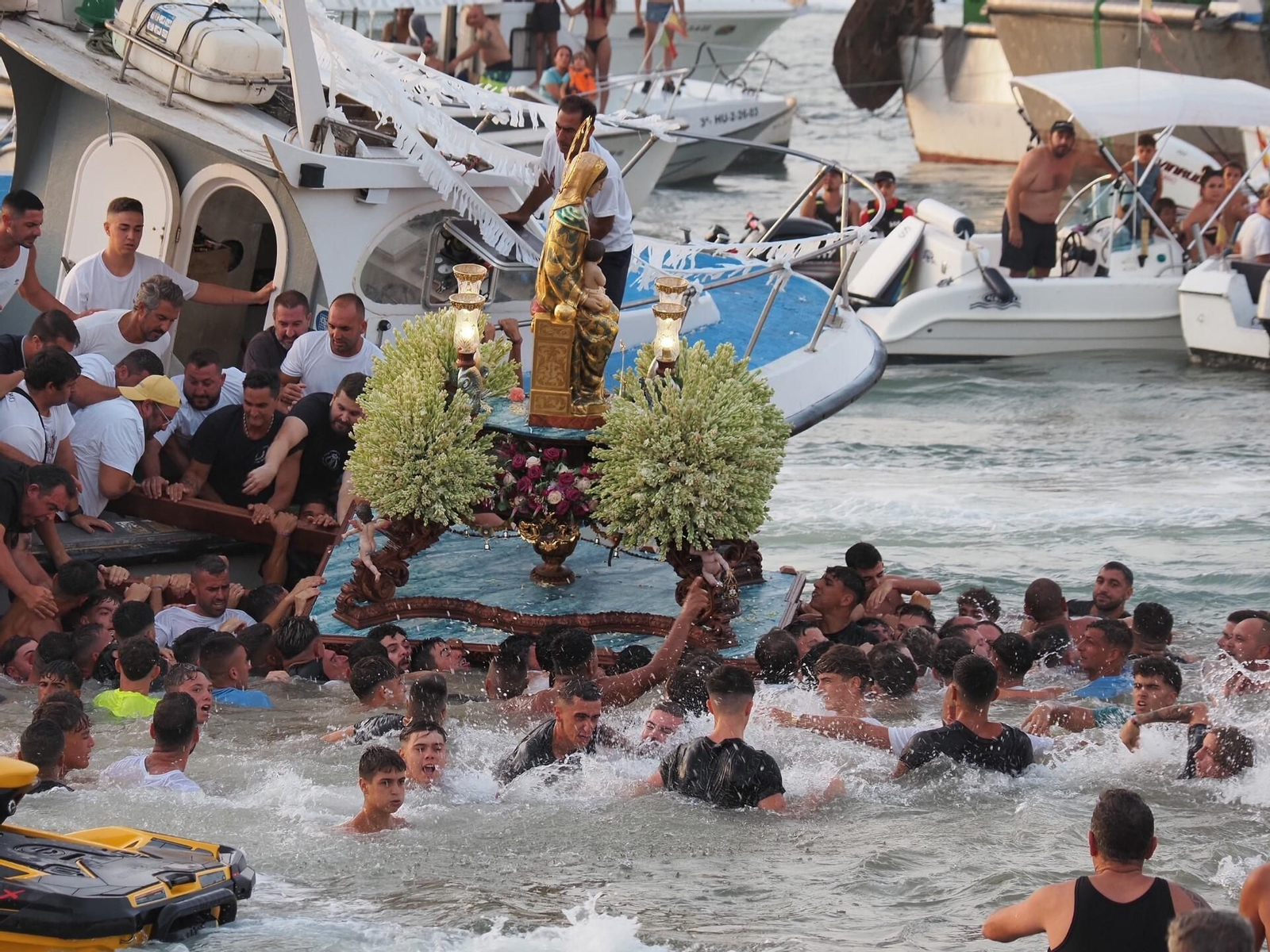 Las mejores imágenes de la procesión de la Virgen del Mar de Isla Cristina.