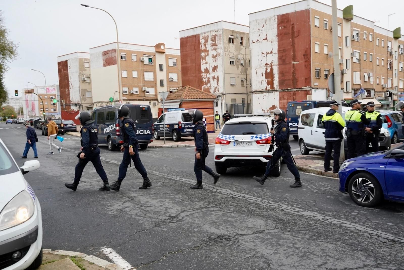 Imágenes de la macrooperación de la Policía Nacional este martes en El Torrejón y Pérez Cubillas: 200 agentes rastrean la zona