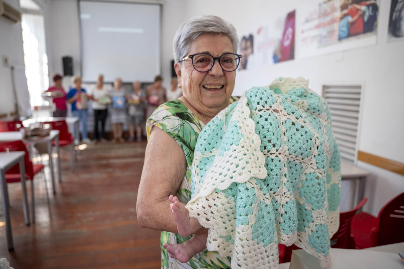 Cruz Roja realiza la entrega de mantitas solidarias a las familias de acogida
