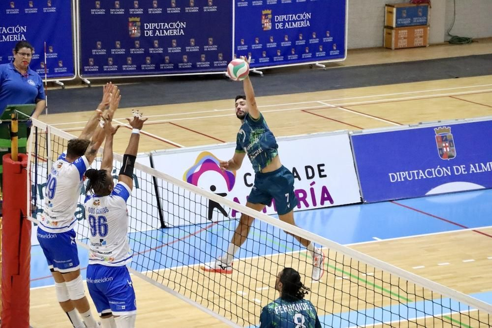 Un jugador del conjunto ahorrador realiza un remate ante el intento de bloqueo visitante durante el encuentro de este pasado viernes.