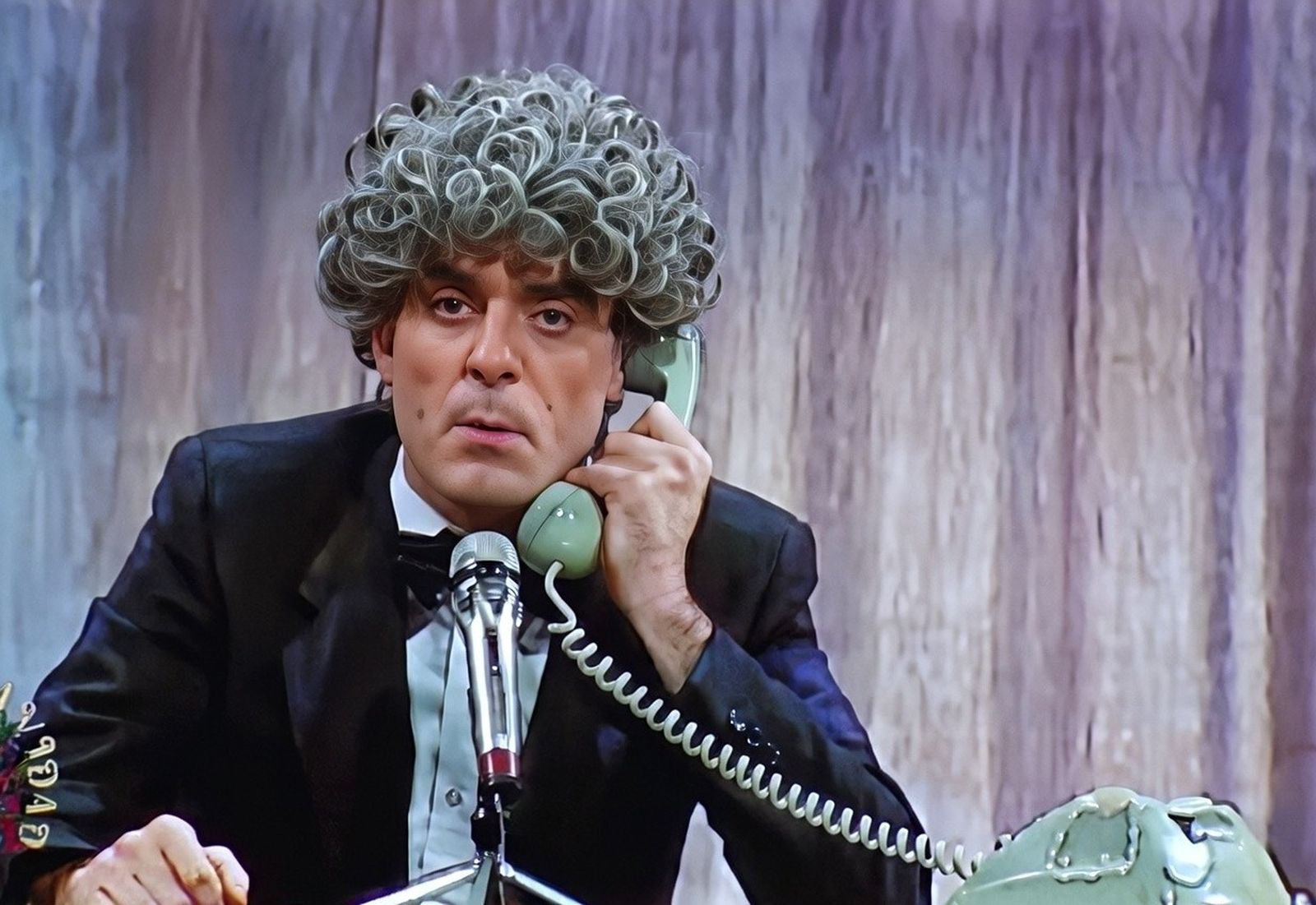 Millán Salcedo como Encarna Sánchez, desconcertada por la llamada de la vecina de Algete, en la voz de Josema Yuste. Nochevieja del 85 al 86