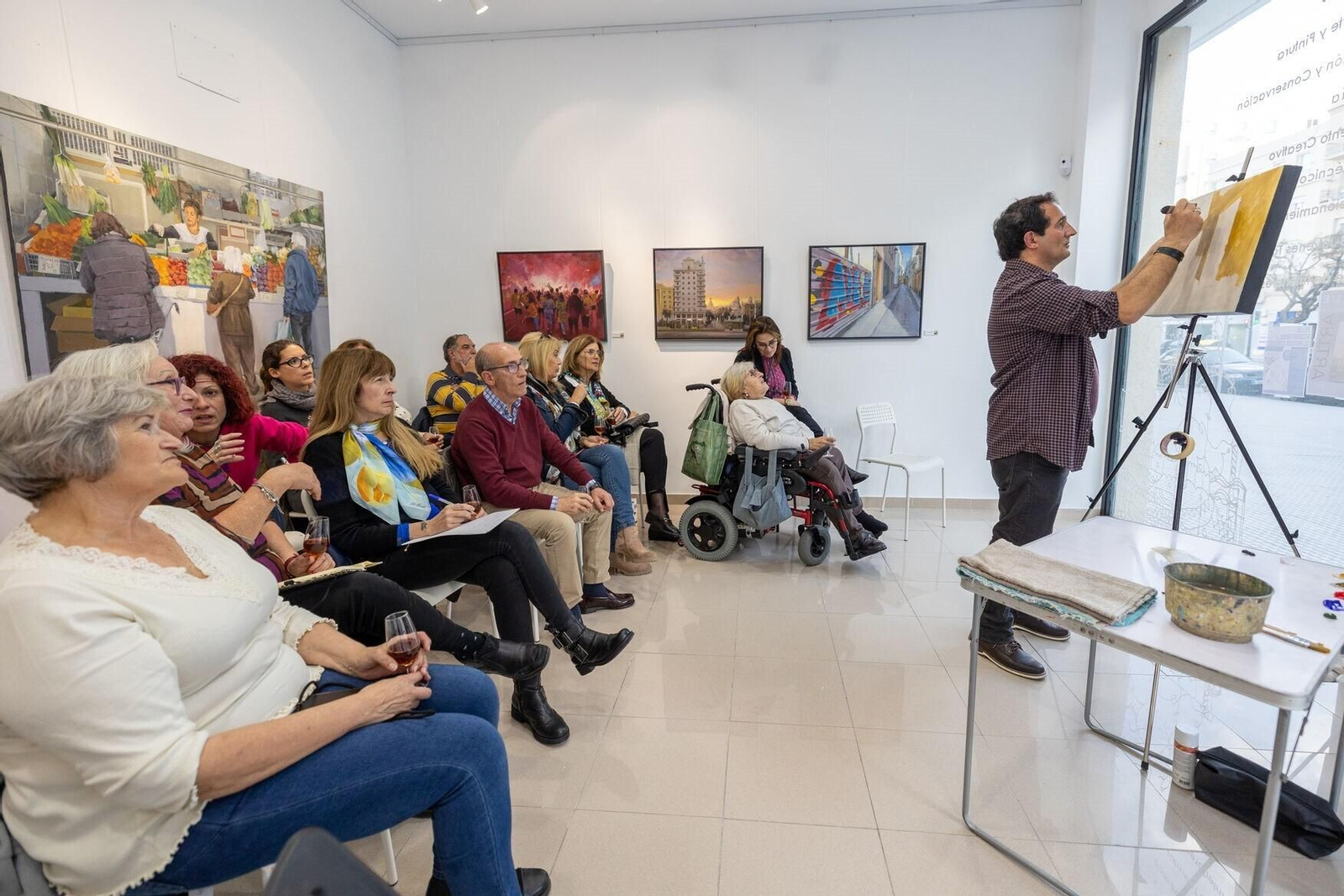 Enrique Cabanillas, durante la clase que impartió en el centro Luis Gonzalo ante su propia obra.
