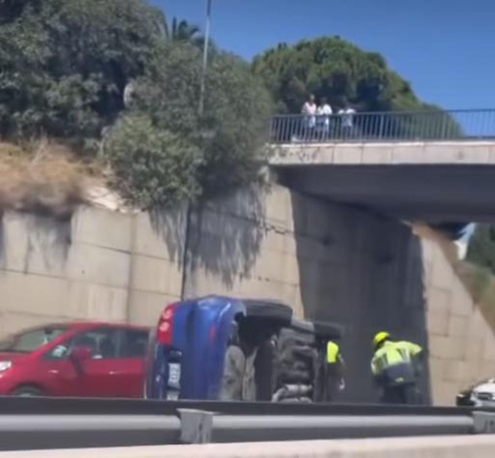 El vehículo volcado en la A-7 a la altura de Marbella.