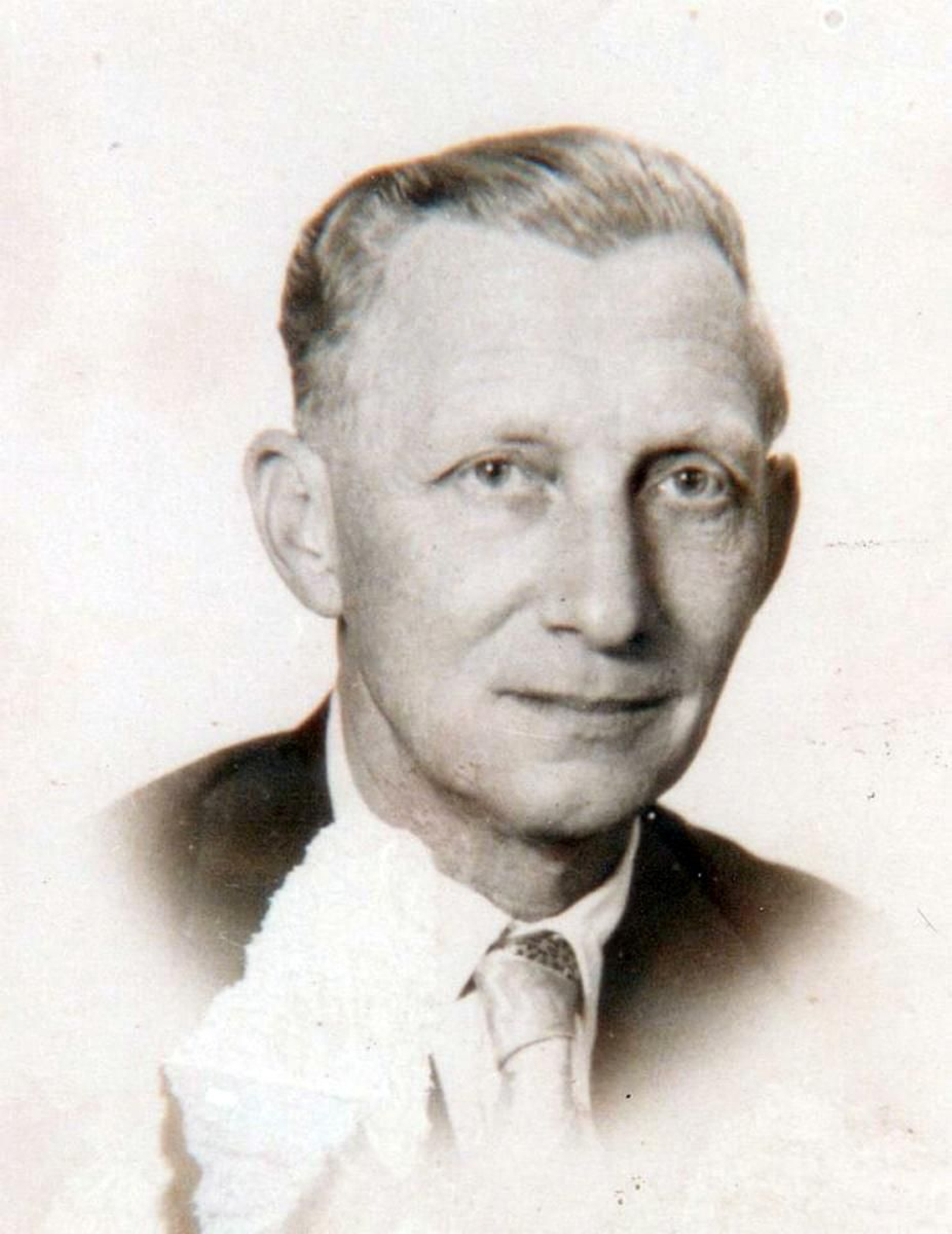 Retrato de Hans Burghard que ilustra la portada de la novela de Antonio Aguilera