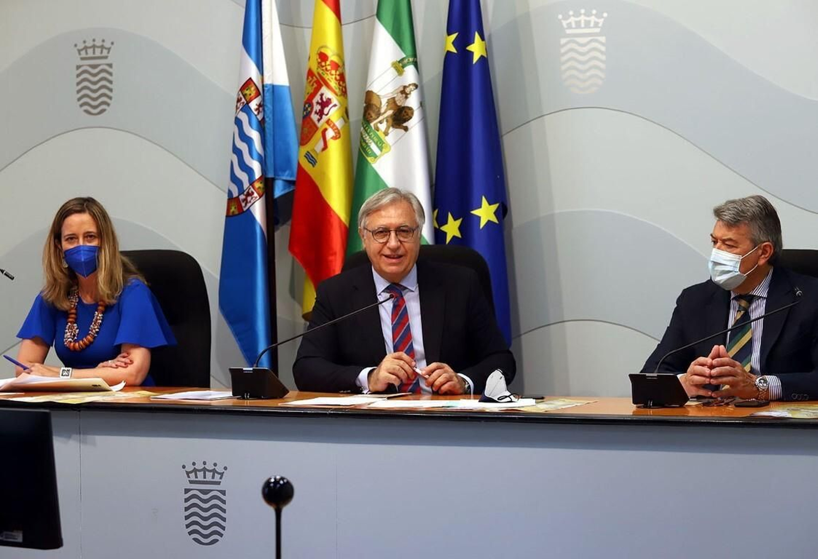 María Jesús Mosquera (UCA), Francisco Camas (Ayuntamiento) y César Saldaña (Consejo Regulador) durante la presentación este martes del premio.