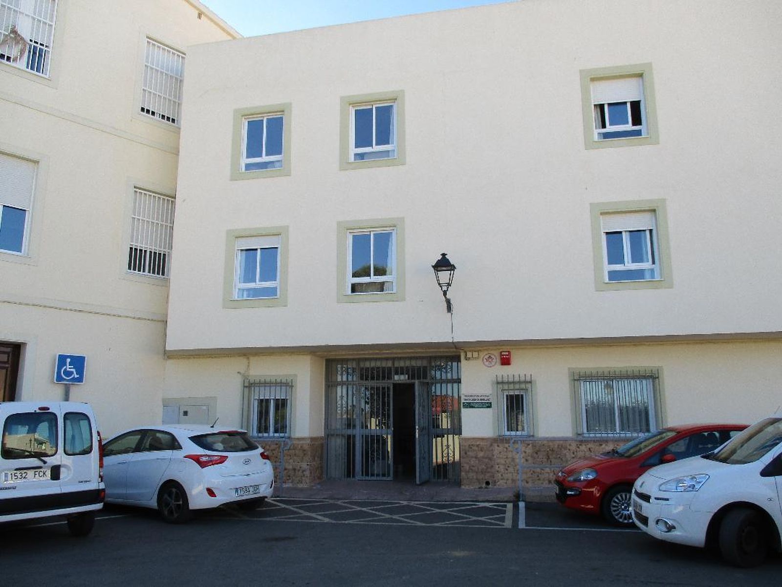 Fachada de la residencia de la Tercera Edad de Cuevas.