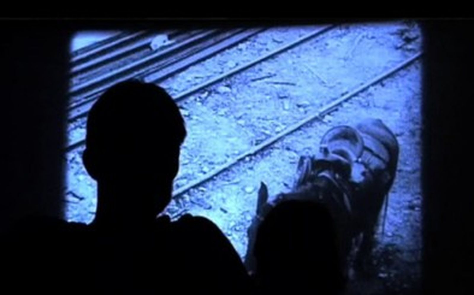 El tiempo suspendido

Nuestros protagonistas llevan casi cuarenta años transmitiendo a las nuevas generaciones esta particular forma de vivir la proyección de una película, este “arte del Instante”. El relevo tecnológico jamás podrá suplir las sensaciones y emociones “del directo” de sus proyecciones.