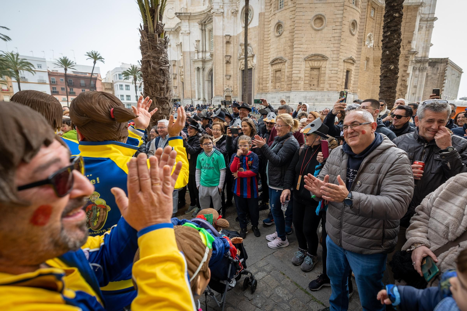 Imágenes del lunes de coros e ilegales del Carnaval de Cádiz 2023
