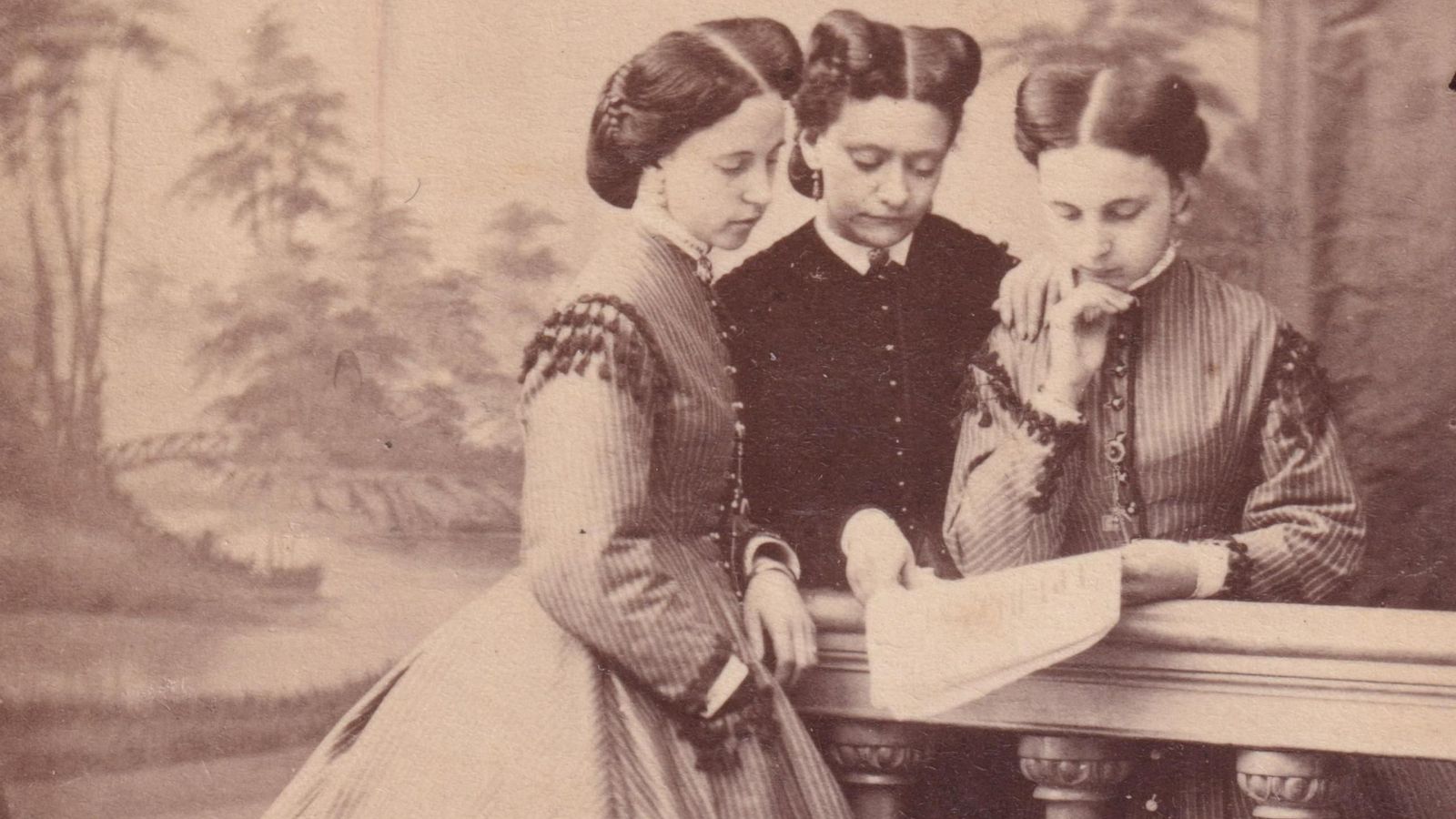 Un grupo de mujeres leyendo un periódico hacia 1860. Un grupo de mujeres leyendo un periódico hacia 1860.
