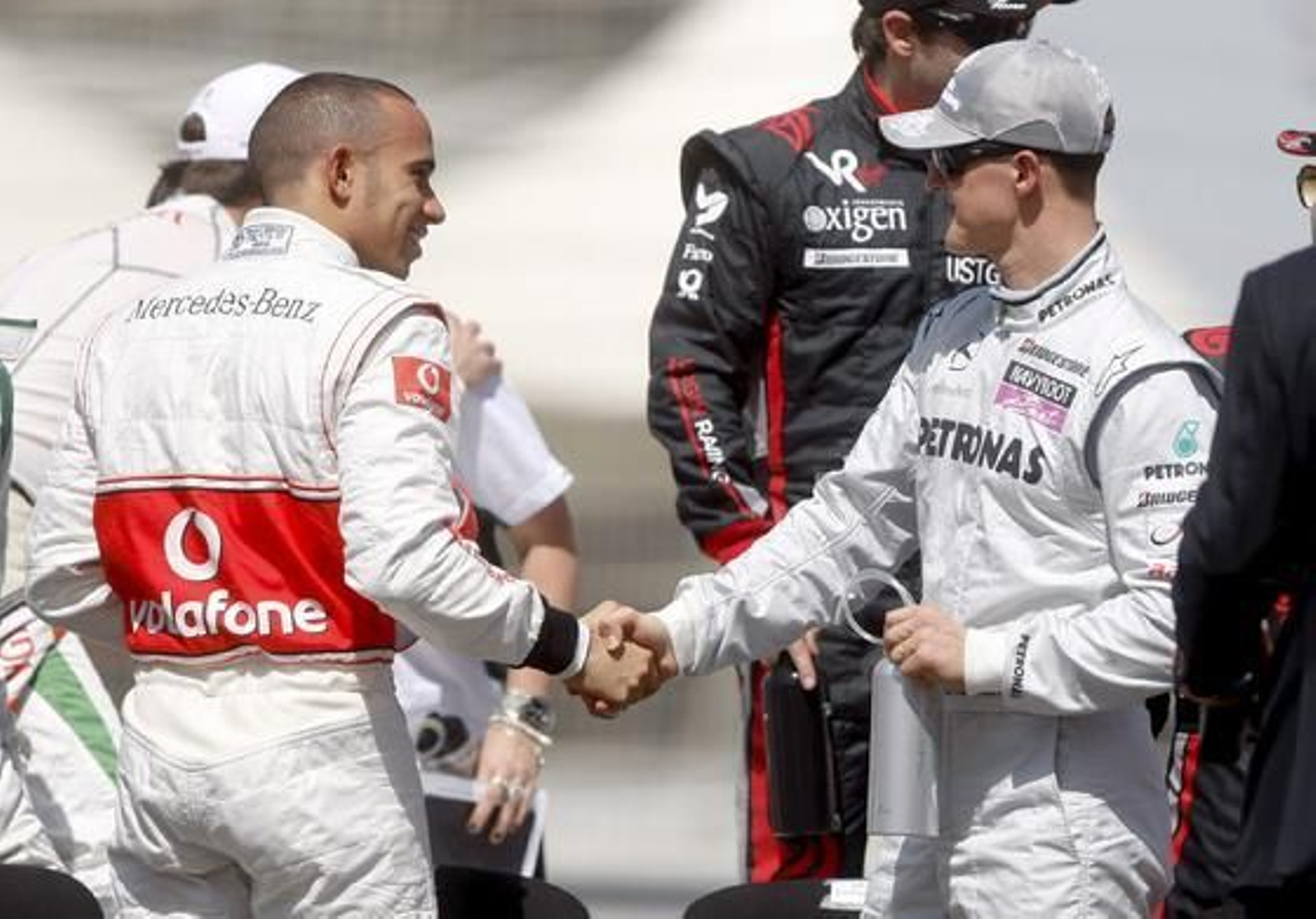 Hamilton y Schumacher se saludan antes de la carrera. / EFE