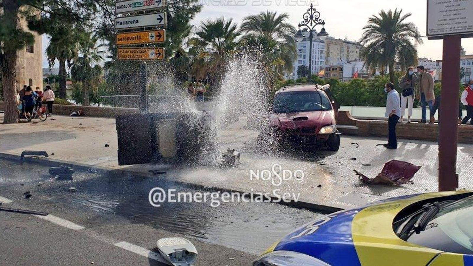 Una fuente de agua del Paseo de Colón, destrozada tras el accidente.