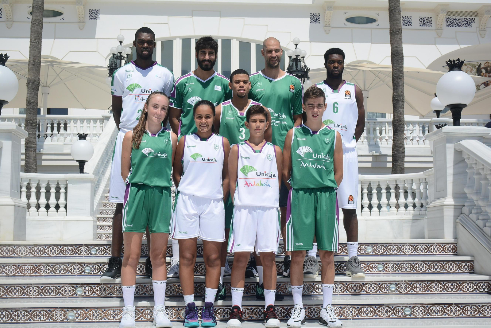 Los jugadores del Unicaja posan con las nuevas camisetas
