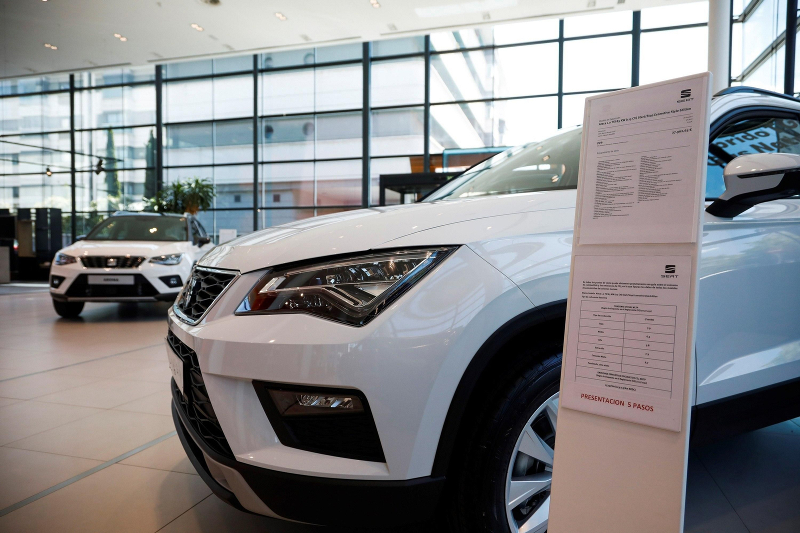 Interior de un concesionario.