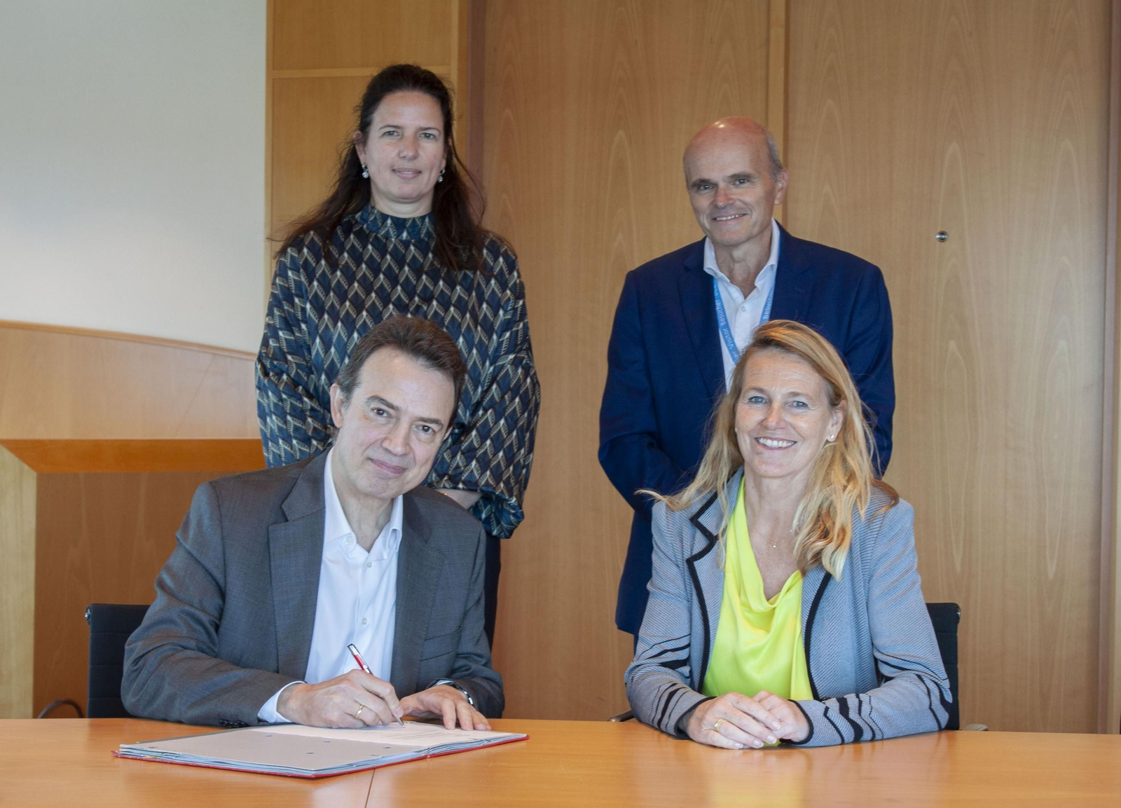 De izquierda a derecha y de abajo a arriba: Arturo Gonzalo, Consejero Delegado de Enagás (firmando); Willemien Terpstra, CEO de Gasunie;  Helmie Botter, Hydrogen Development Manager de Gasunie; y Jesús Saldaña, Director General de Desarrollo de Negocio y Sociedades Participadas de Enagás.
