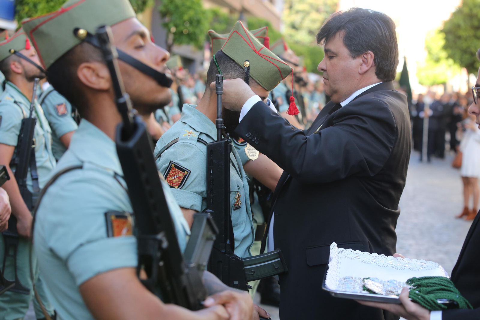Procesión del Cristo de la Vera Cruz, escoltado por la Legión en las calles de Huelva