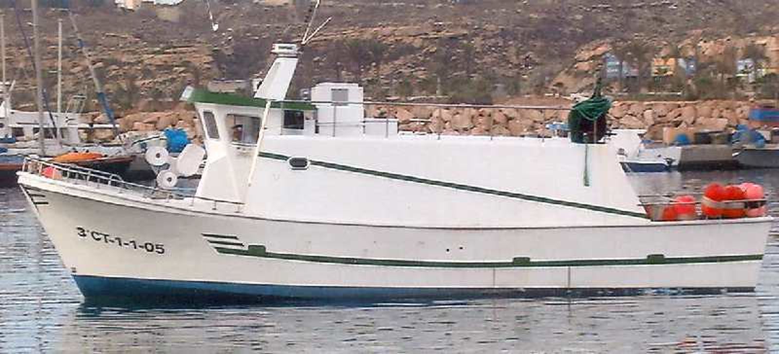 Remolcan a Motril un pesquero con seis tripulantes en buen estado tras una avería