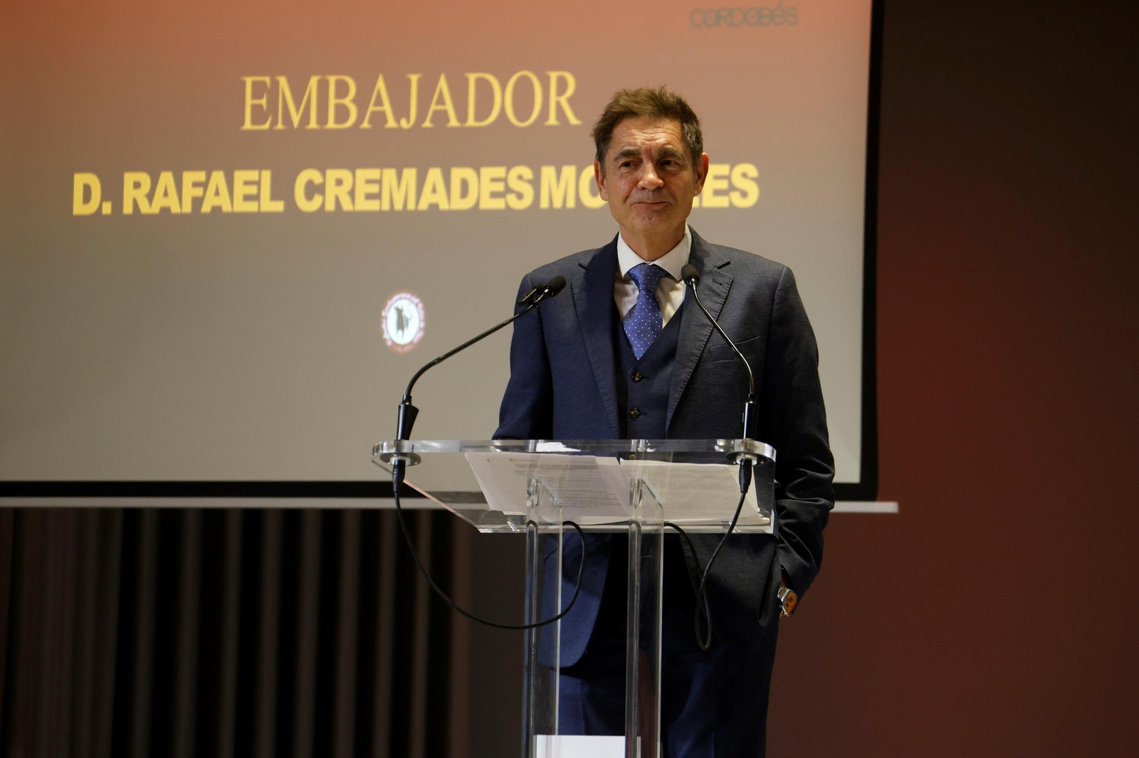 El Cordobés, cofrade de honor de la Cofradía Gastronómica del Rabo de Toro
