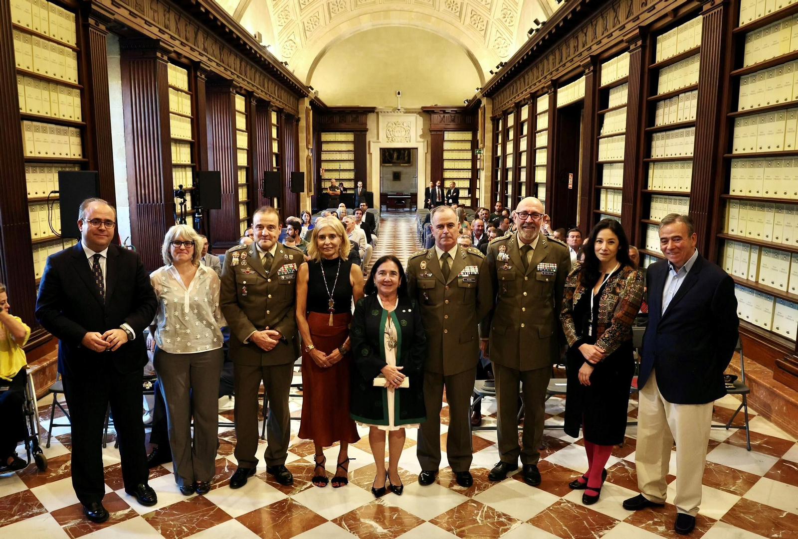 Foto de familia de los asistentes a la presentación del Cuaderno de Estrategia 232