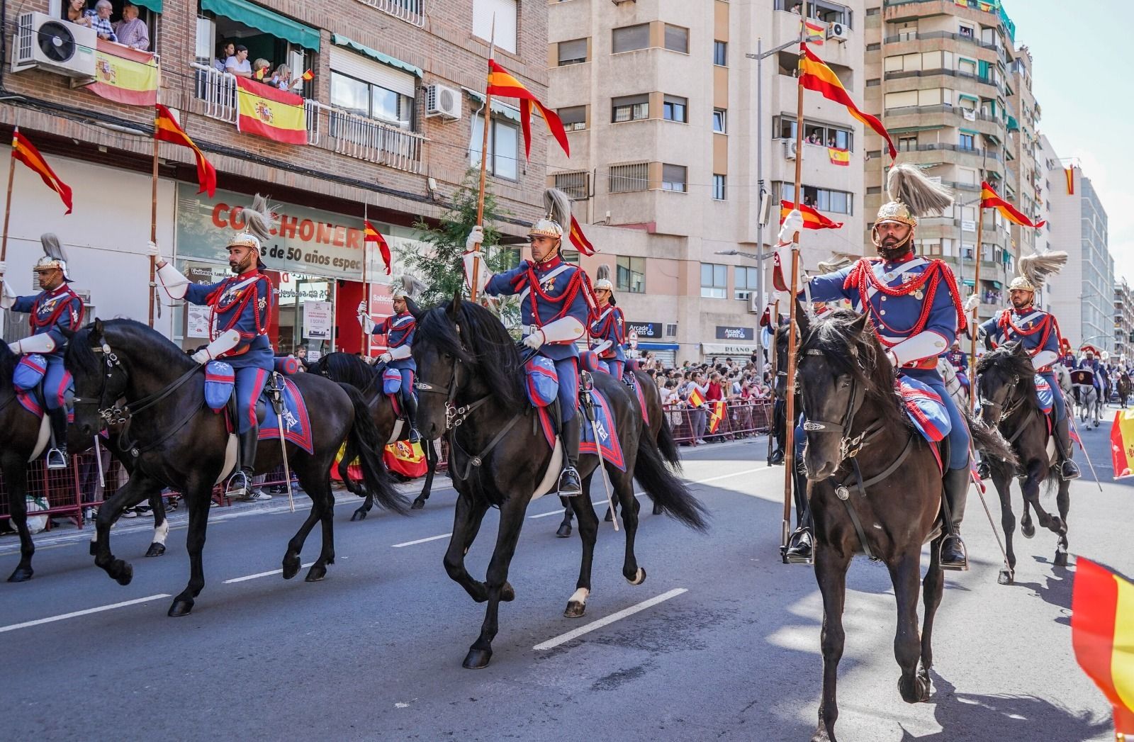 Ambiente en Granada durante el Día de las Fuerzas Armadas, en imágenes