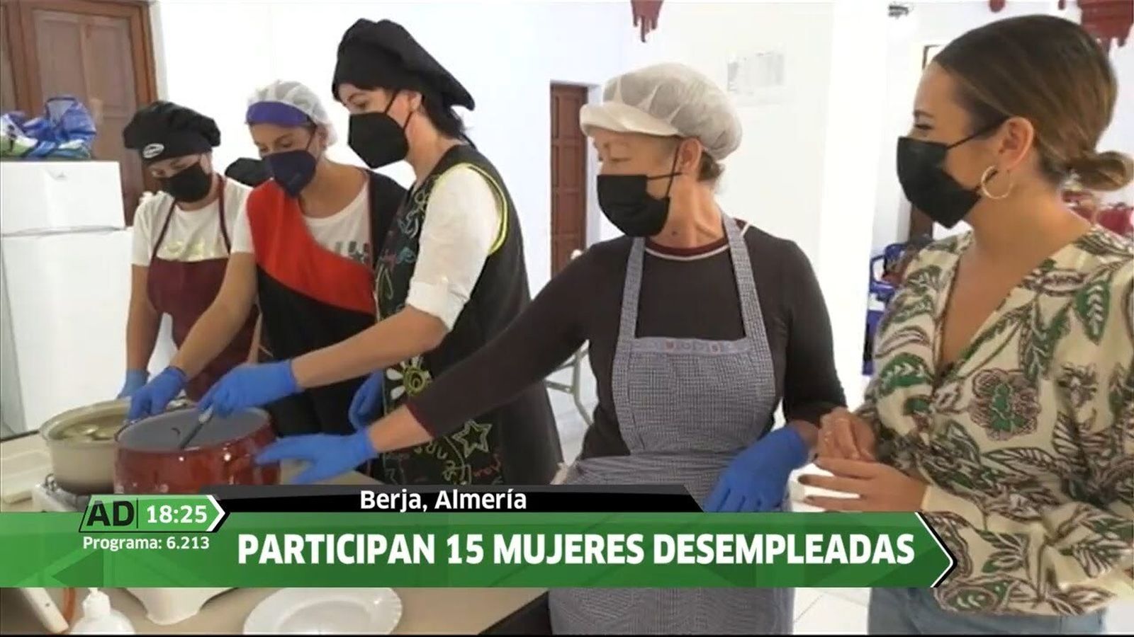 Desempleadas en un curso de formación de conservas vegetales