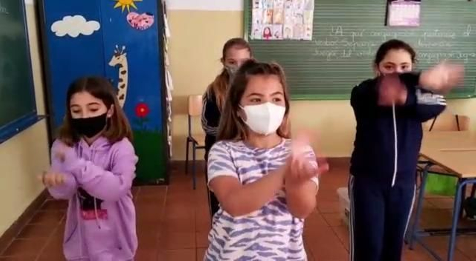 Los alumnos del Josefina Pascual conciencian sobre los peligros de internet.