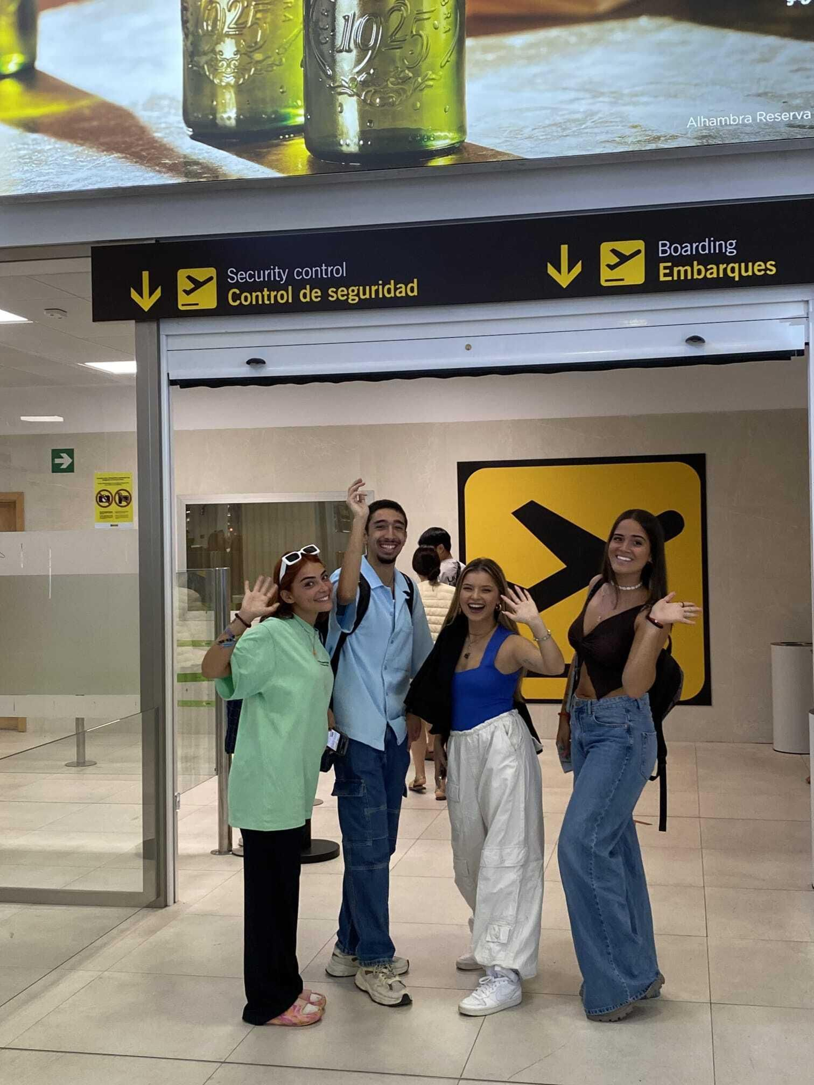 Imagen de archivo de los cuatro granadinos en el aeropuerto de camino a la fase 3 del concurso