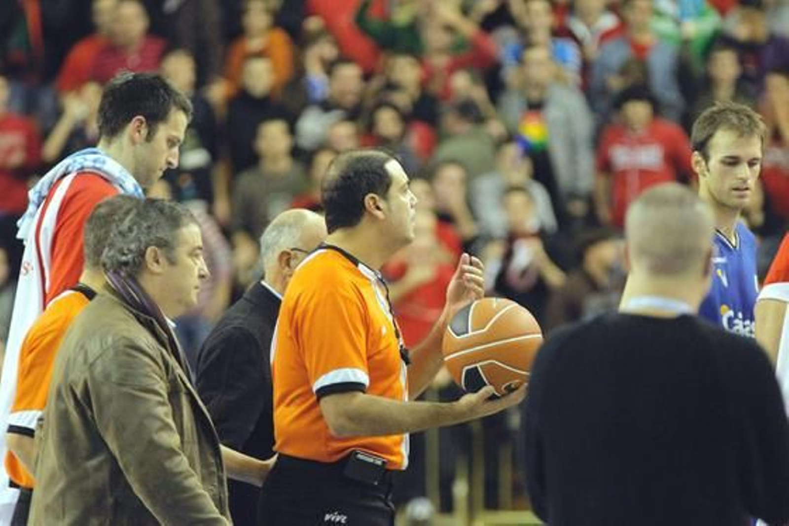 Hierrezuelo, tras detener el encuentro por los insultos de parte de la grada.  Foto: Manuel Gómez
