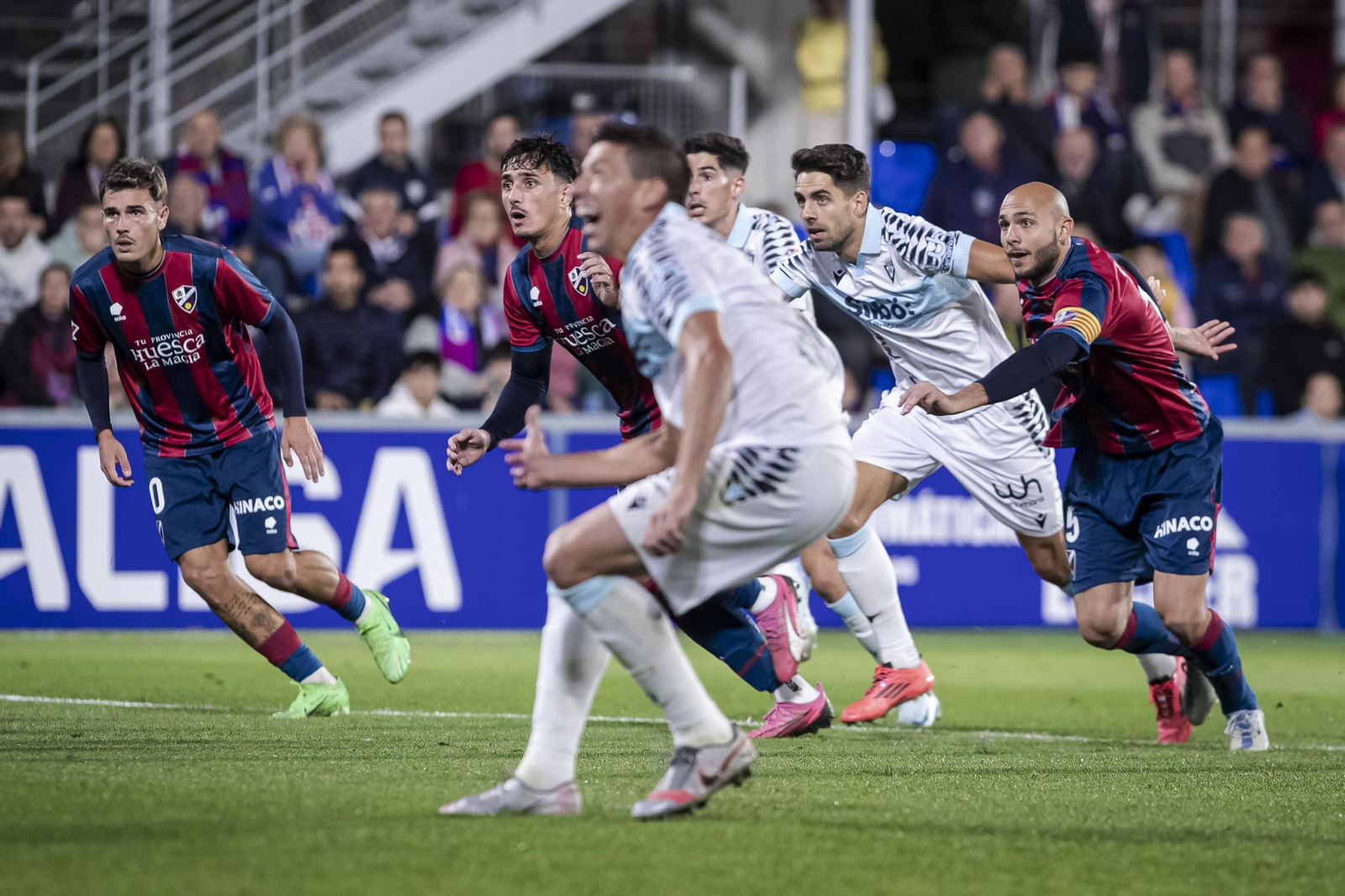 Las imágenes del partido entre el Huesca y el Cádiz C.F