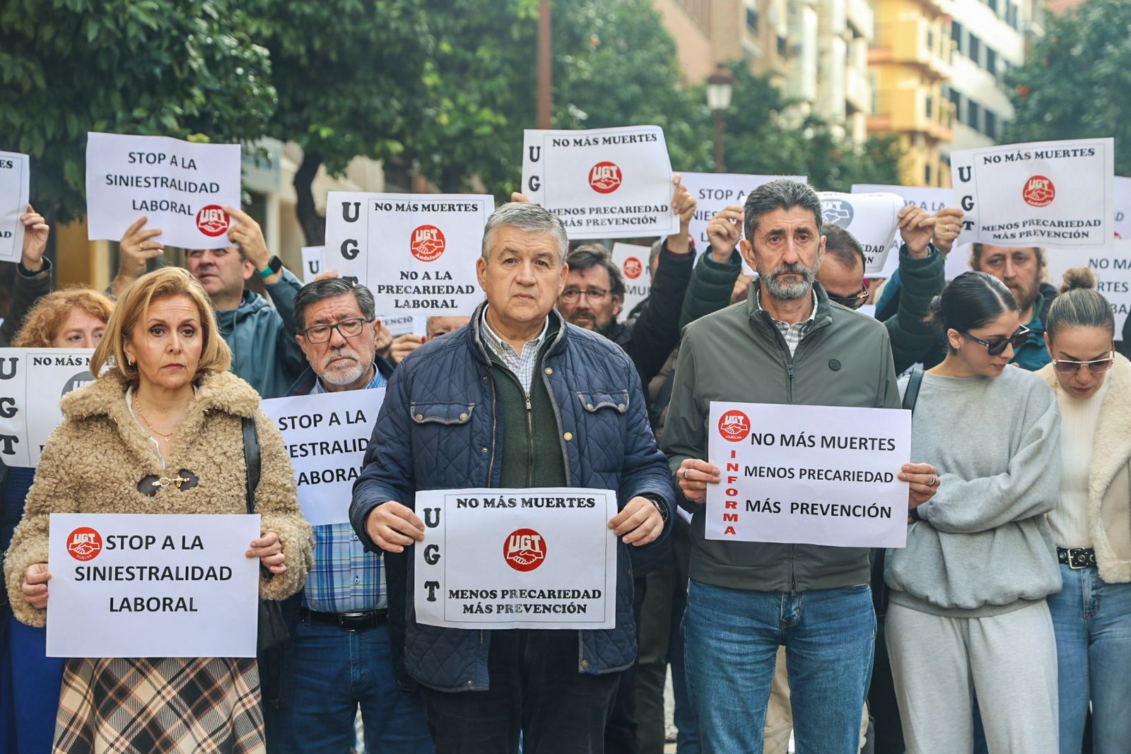Fotografías del minuto de silencio en UGT por la muerte de un trabajador
