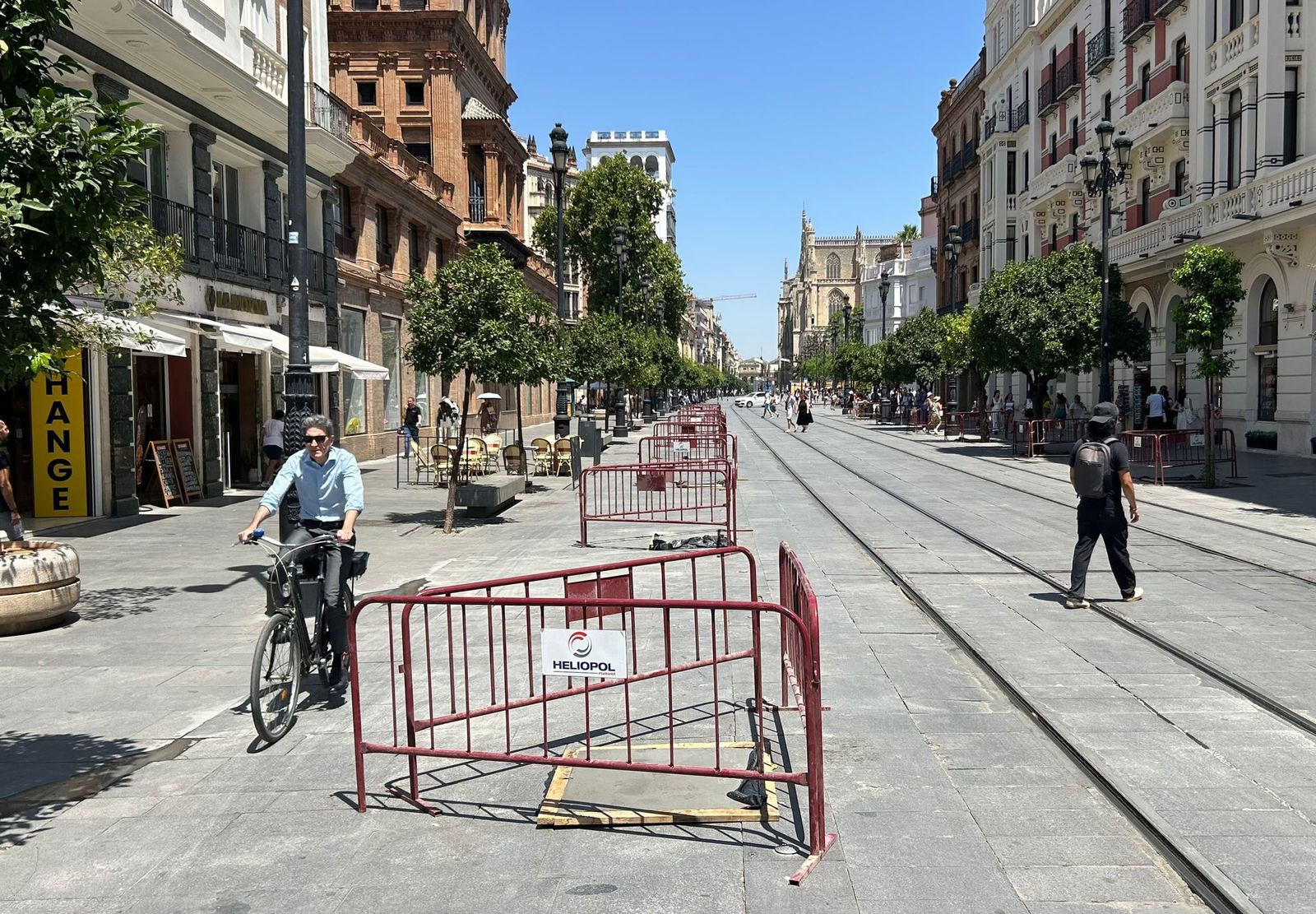 Obras para colocar los toldos a la altura del edificio Coliseo.