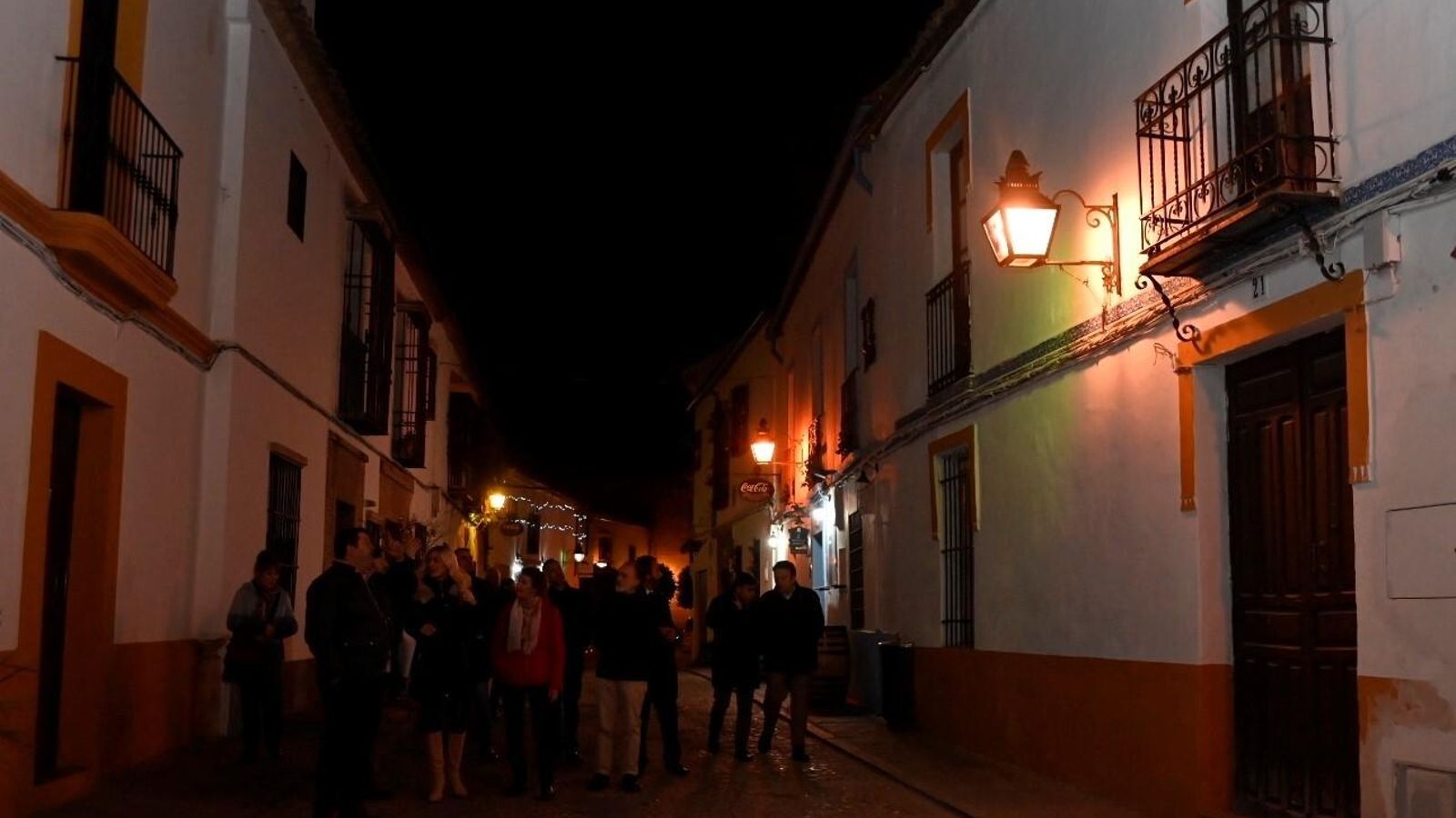 Las autoridades y vecinos pasean por la calle San Basilio tras el encendido.