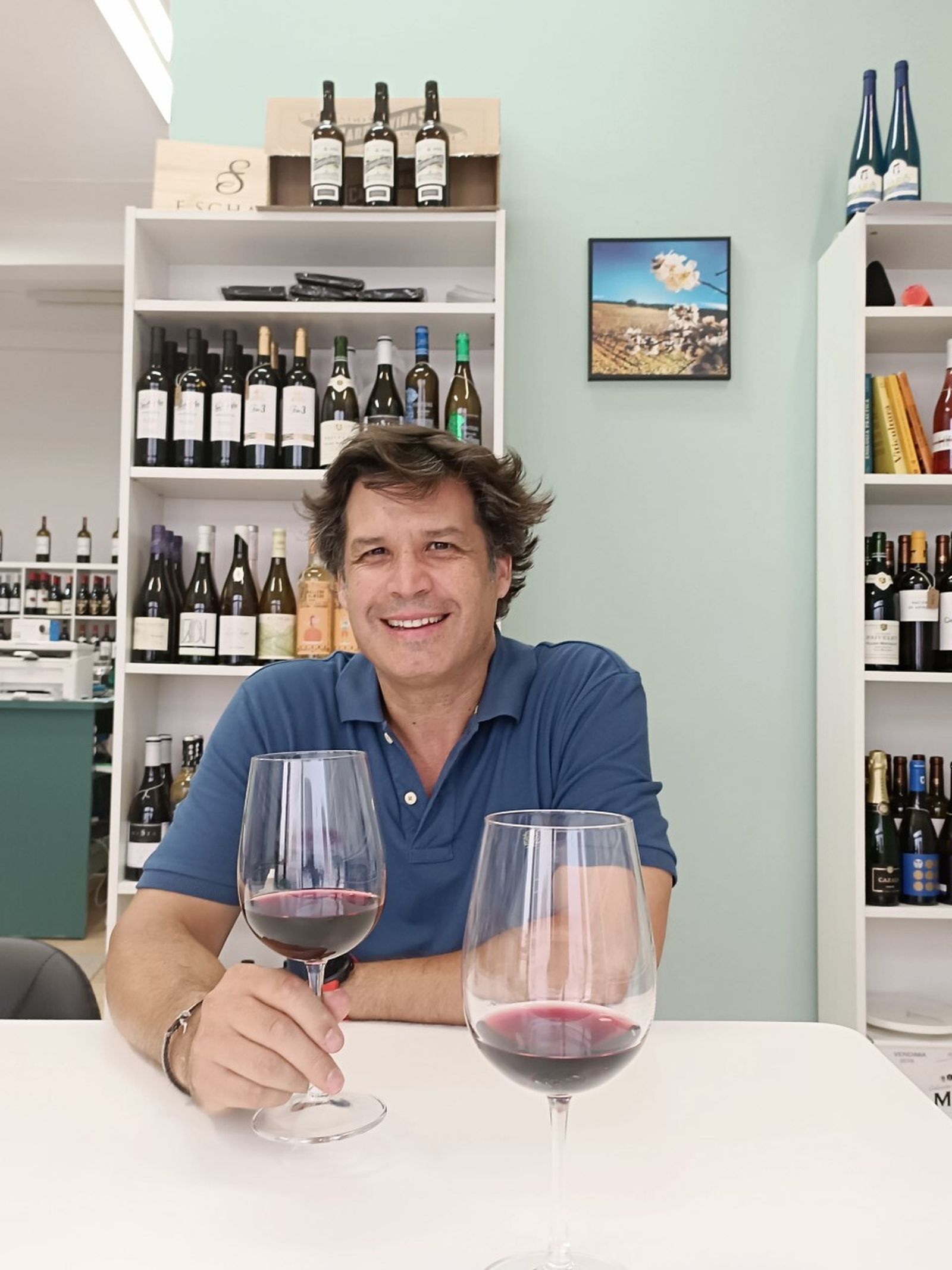 El enólogo Álvaro Martín, en su tienda Amavinos de la trianera calle Antillano Campos.